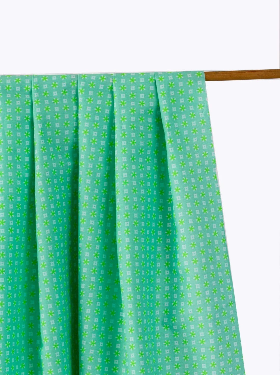 Der Rabe im Schlamm Fat Quarter Patchworkstoff kaufen Petit Pan Paris Stoff Deutschland Neon Neonstoff