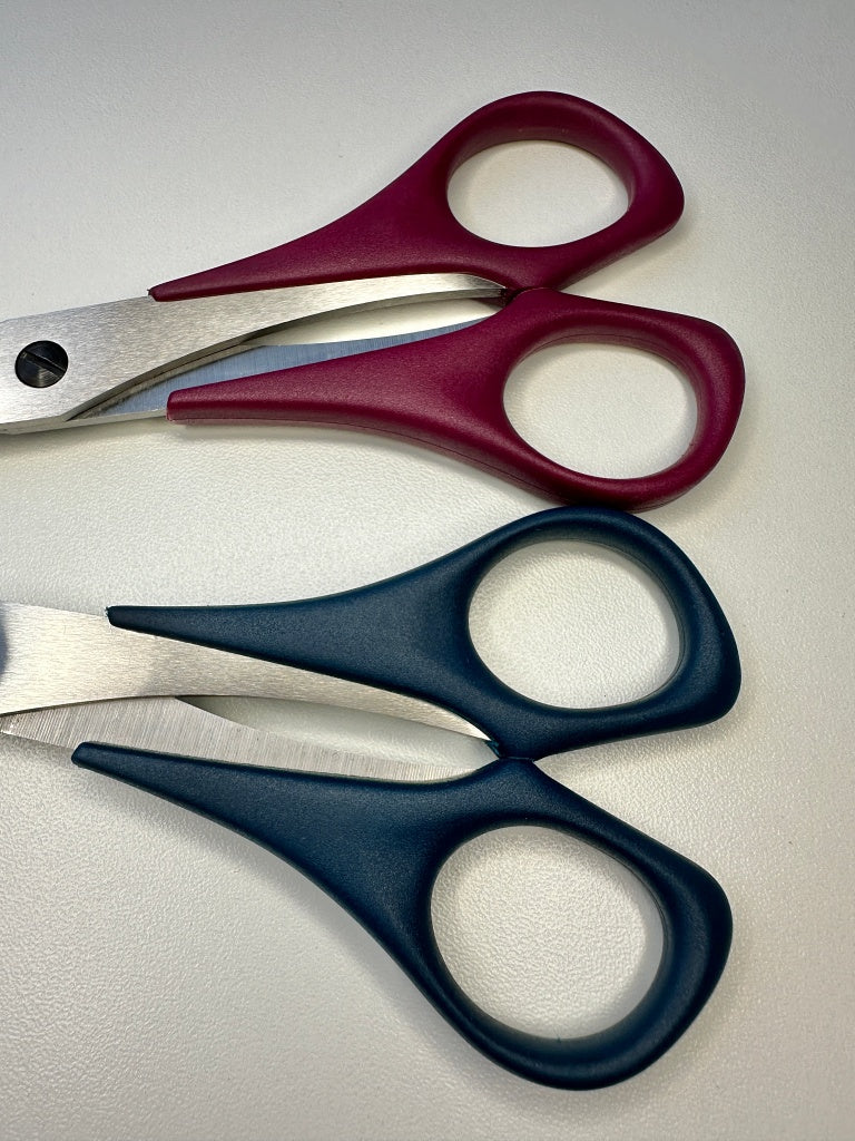 Handarbeitsschere Premium Scherenmanufaktur Paul technische Verzahnung Inch Lineatur Der Rabe im Schlamm Geschenk kaufen Nähen Patchwork Quilten Quiltshop Weihnachtsgeschenk