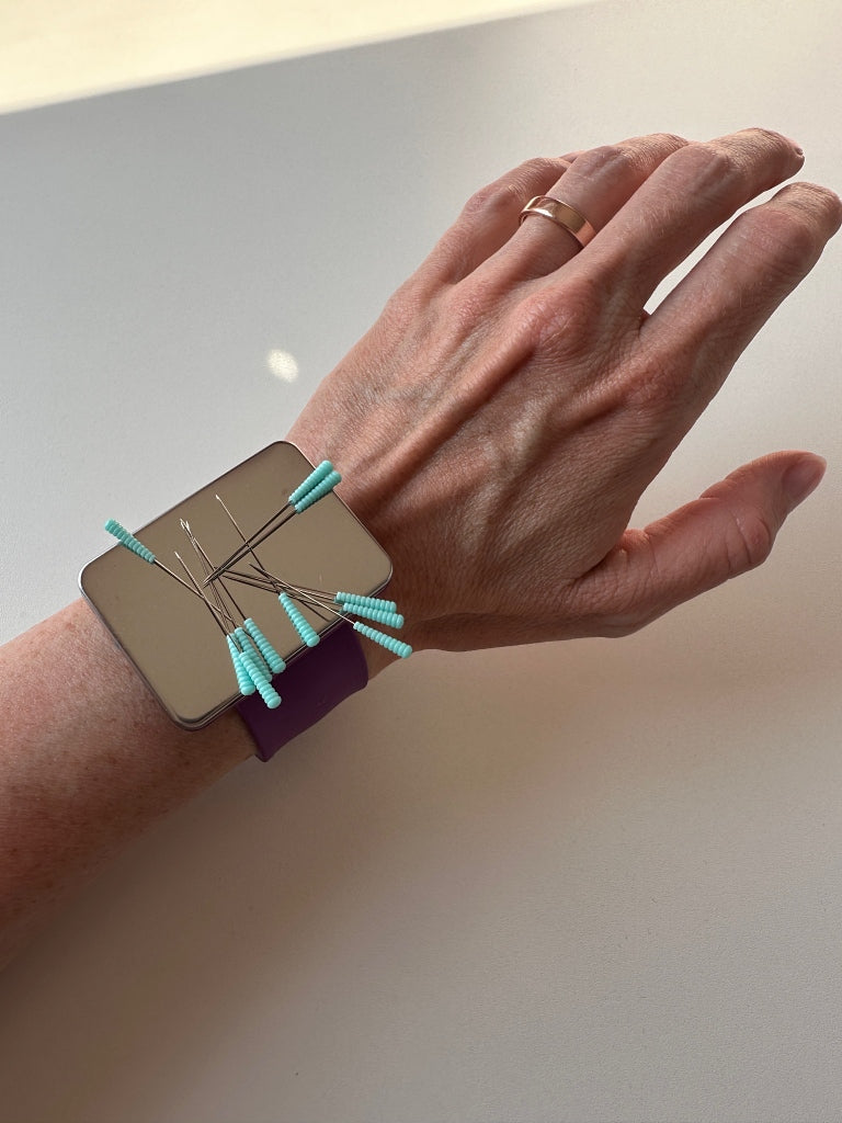 Der Rabe im Schlamm Nadelkissen Magnet magnetisches Nadelarmband Geschenk Nähen Quilten