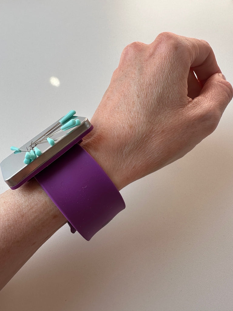 Der Rabe im Schlamm Nadelkissen Magnet magnetisches Nadelarmband Geschenk Nähen Quilten