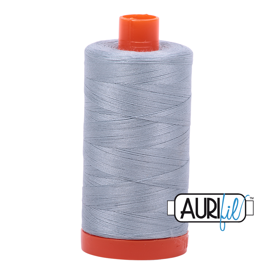 Aurifil Garn 50wt große Spule kaufen Quiltgarn Baumwollgarn Der Rabe im Schlamm 2612 Arctic Sky