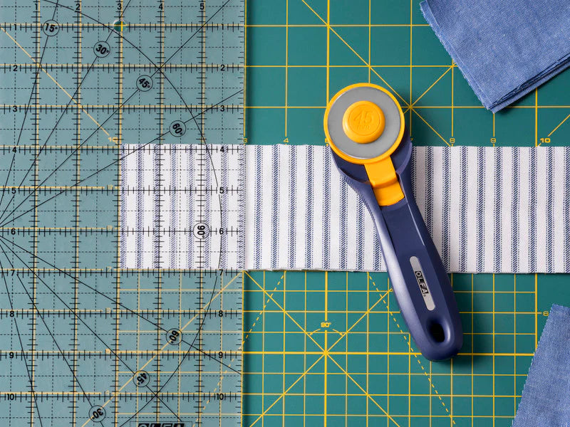 Der Rabe im Schlamm Quiltshop Deutschland Rollschneider 45 mm Olfa dunkelblau navy blue