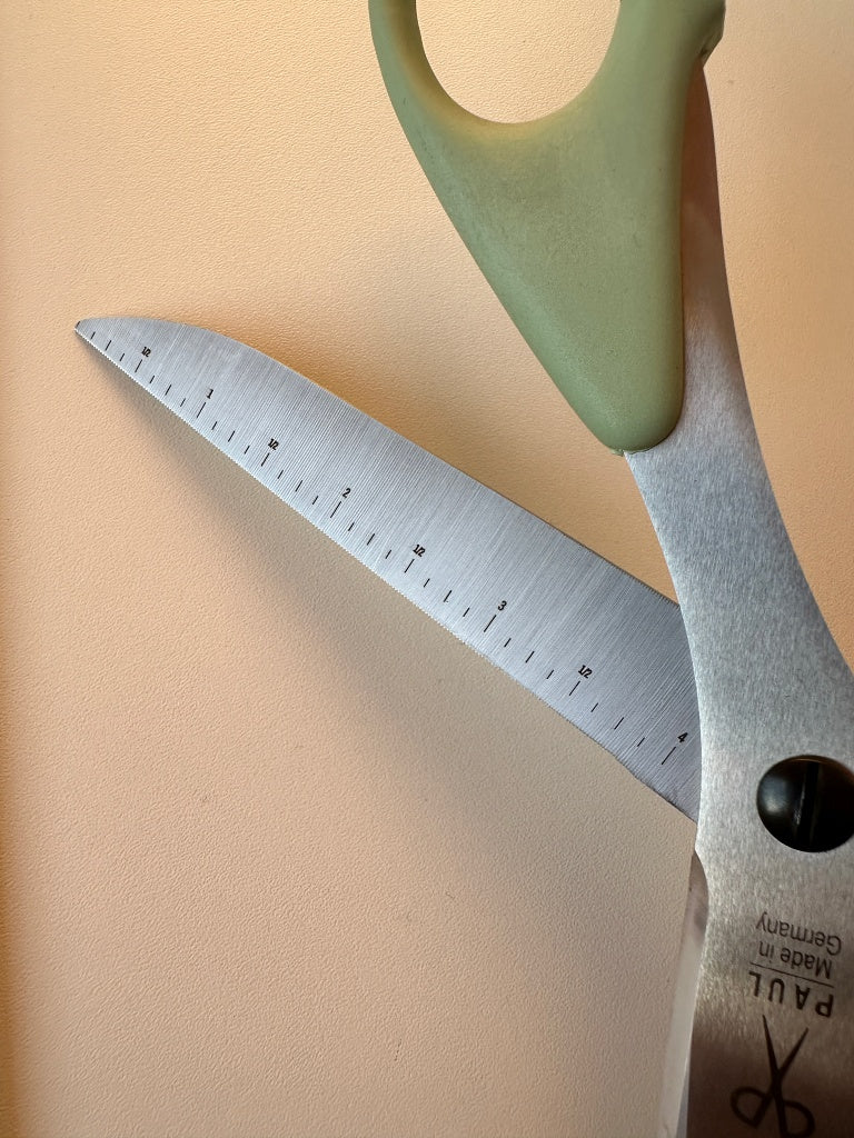 Der Rabe im Schlamm Profi Schneiderschere Premium Inch Lineatur technische Verzahnung Quiltshop Patchwork Tool Stoffschere kaufen 