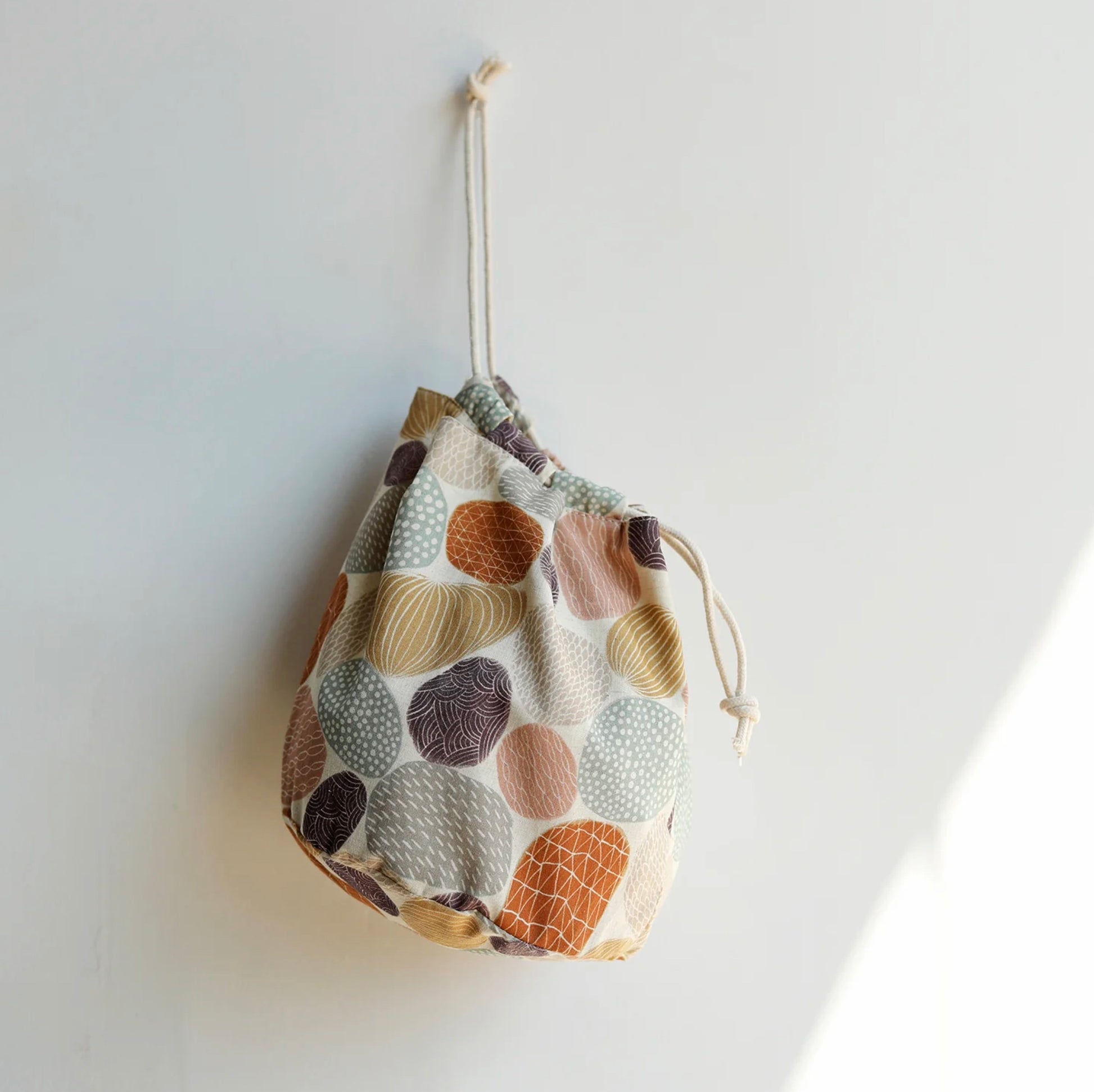 Leinen Stoffe kaufen Deutschland Der Rabe im Schlamm Kokka Fabrics Bookhou Pathway Stones 