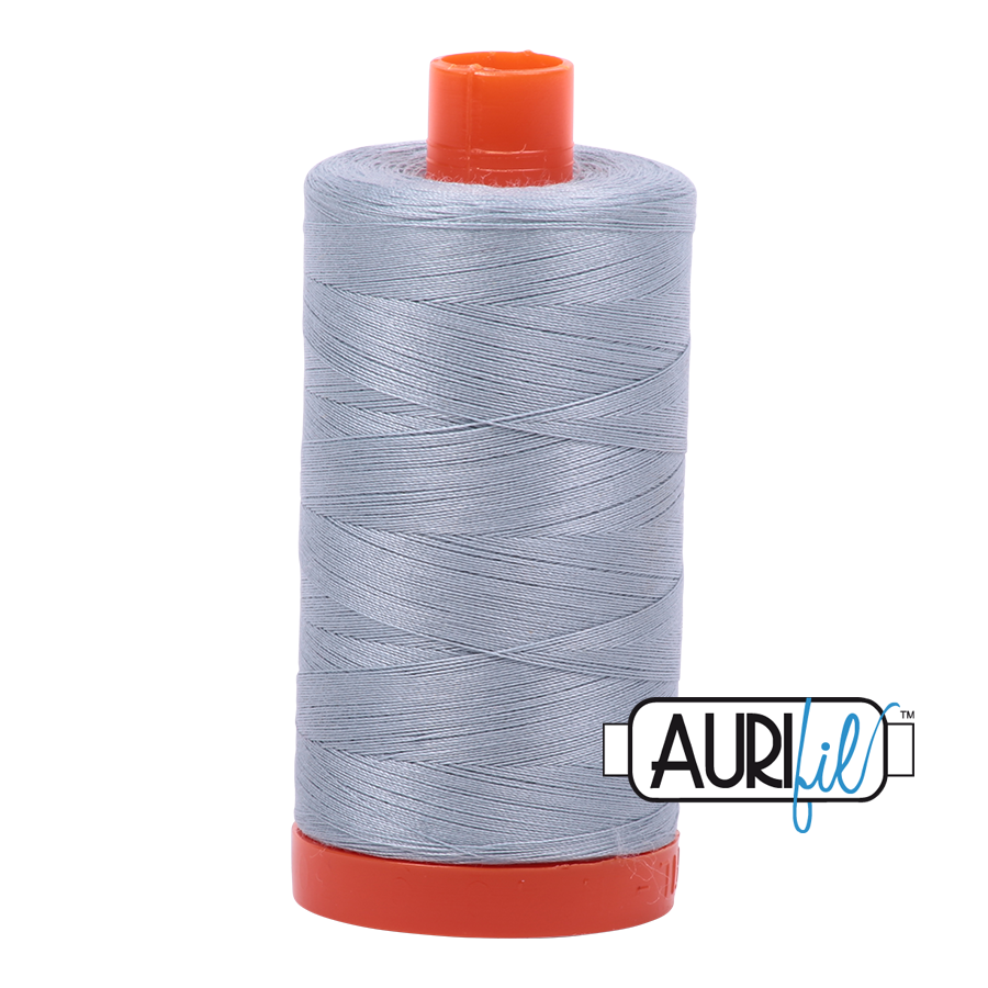 Aurifil Garn 50wt große Spule kaufen Quiltgarn Baumwollgarn Der Rabe im Schlamm 2612 Arctic Sky 